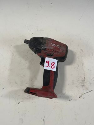 une perceuse sans fil rouge sur laquelle figure un numéro