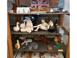 de nombreuses figurines sur les étagères de la pièce