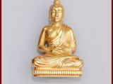 une statue en or représentant un Bouddha assis sur une table