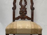 une chaise en bois avec une assise couleur beige clair et un coussin beige