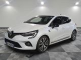 une voiture blanche est garée sur le sol à carreaux d'un garage
