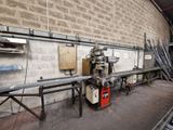une photo d'un atelier d'usinage avec de nombreux outils