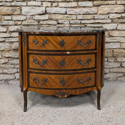 une commode en bois avec un plateau en marbre