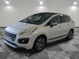 la petite voiture blanche est garée dans la pièce au sol en damier