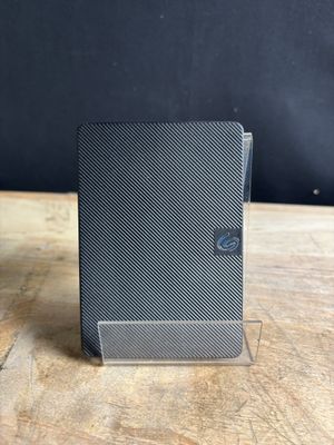 un gros plan d'un téléphone portable posé sur une table en bois