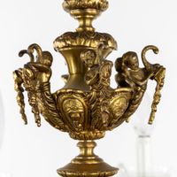 Grand lustre de château orné de putti, en bronze doré, de st… (photo 4)