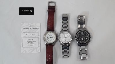 trois montres sont assises l'une à côté de l'autre sur une surface blanche