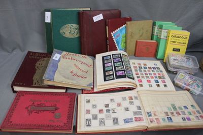 Un vrac de timbres neufs et oblitérés en Albums dont 3 Album…