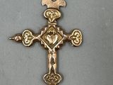 l'image d'une croix en or sur un fond gris