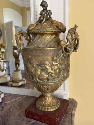 un vase en or posé sur une table en bois