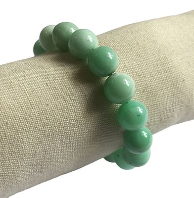 un gros plan d'un bracelet orné de perles vertes