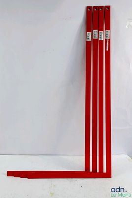 trois bâtonnets rouges posés sur une table blanche