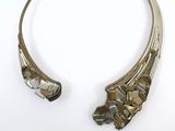 un gros plan sur un collier en argent orné d'un motif floral