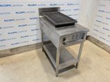 une image représentant une table sur laquelle est posé un barbecue