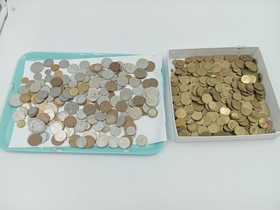 deux plateaux de pièces posés l'un à côté de l'autre sur une table