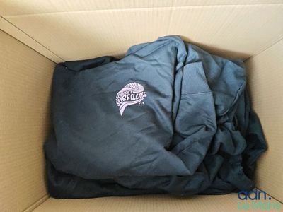 une boîte contenant des vêtements