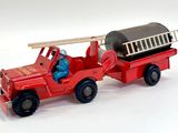 un camion de pompiers miniature avec un homme à l'arrière