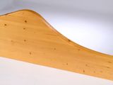 gros plan d'un objet en bois sur une surface blanche
