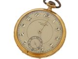 gros plan d'une montre de poche sur fond blanc