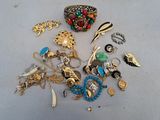un tas de bijoux posé sur une table