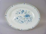 une assiette bleue et blanche ornée de fleurs bleues