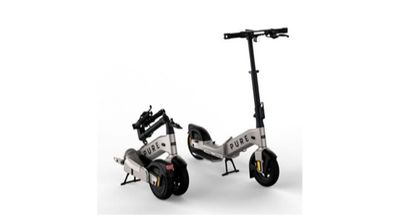 une photo montrant deux trottinettes électriques placées côte à côte sur une surface blanche