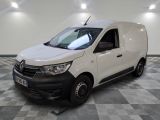 la camionnette blanche est garée sur le sol en damier d'une pièce