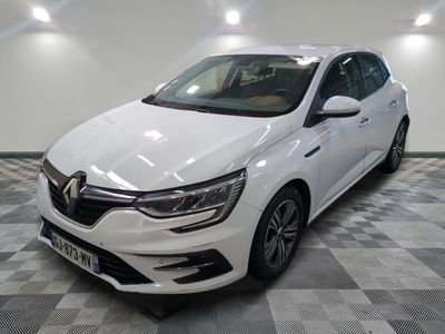 la voiture blanche est garée sur un sol en damier dans le garage