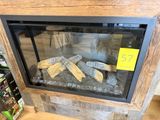 une cheminée avec des bûches dans un magasin