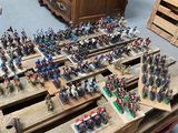 beaucoup de petits soldats en plastique posés sur une table