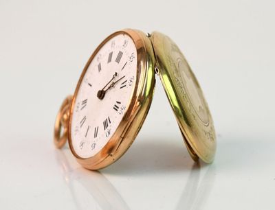 une montre de poche en or avec des chiffres romains
