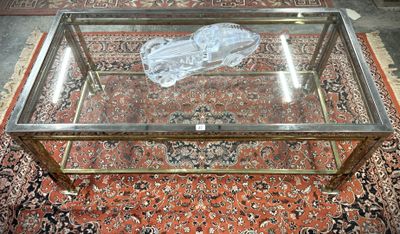 une table basse en verre posée sur un tapis au sol