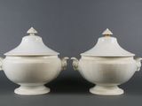 paire d'urnes en porcelaine blanche avec des anses, sur fond gris