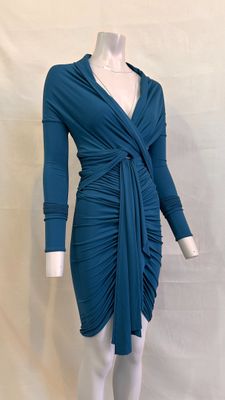 Le mannequin porte une robe bleue à manches longues.