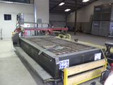 une grande machine qui se trouve dans un entrepôt