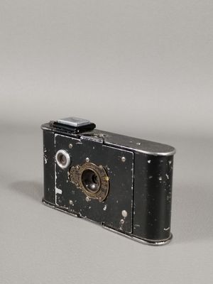 un petit appareil photo posé sur une table