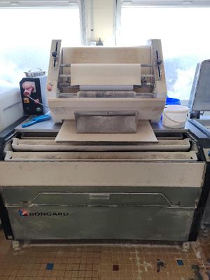 une machine posée sur une table dans une pièce
