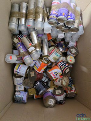une boîte en carton remplie de boîtes de conserve et encore de boîtes de conserve