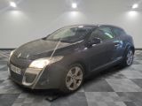la photo d'une voiture garée dans un garage