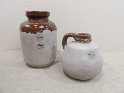 deux vases posés l'un à côté de l'autre sur une table