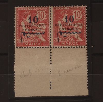 deux timbres représentant une femme et un homme