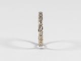 gros plan d'une bague en diamant sur fond blanc