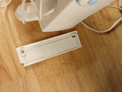 une télécommande Wii posée sur une table à côté d'un manette Wii