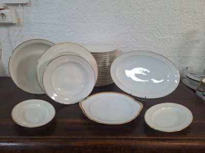 beaucoup d'assiettes et de bols sur une table