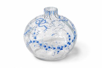 décoration en verre avec des paillettes bleues et blanches sur fond blanc