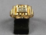 l'image d'une bague en or ornée de diamants