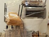 un tas de cartons et de chaises posés sur une palette dans une pièce