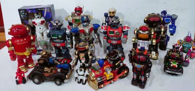 un grand nombre de figurines qui se trouvent sur la table