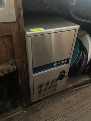 une photo d'un petit réfrigérateur dans un coin d'une pièce