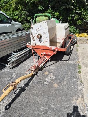 un chariot rouge avec une caisse blanche à l'arrière